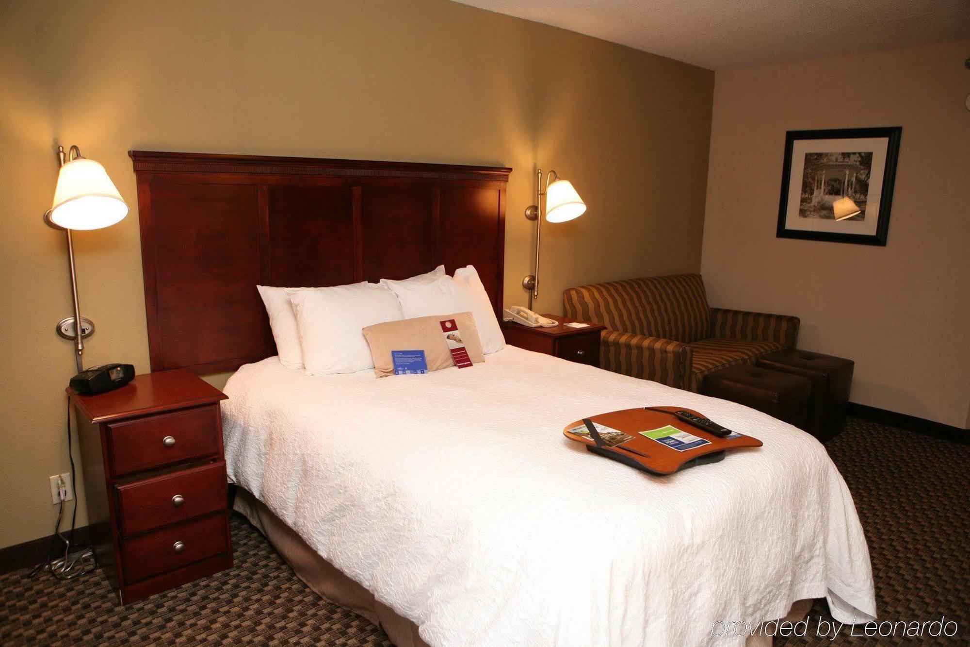 Hampton Inn Detroit Northville Rom bilde